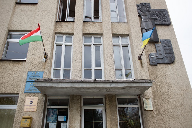 На фасаді будівлі сільради в селі Соломоново встановлено два прапори: український та угорський